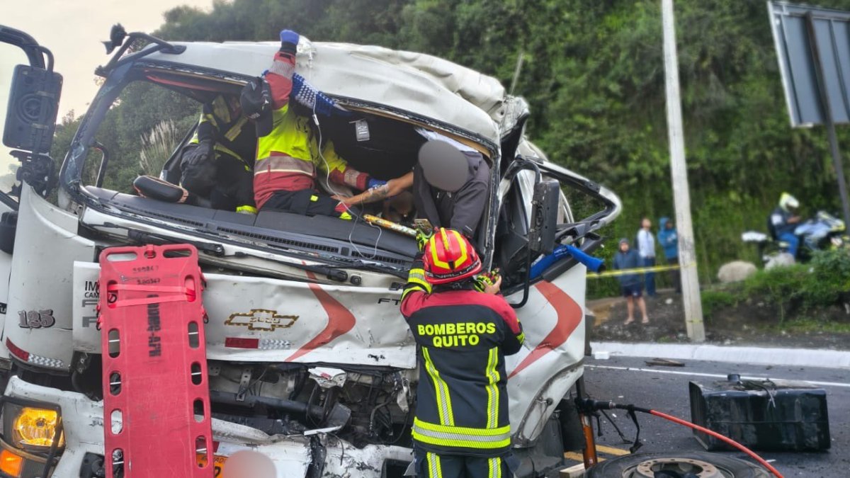 Personal de Bomberos liberó al conductor que quedó atrapado en la cabina del tanquero que transportaba leche.