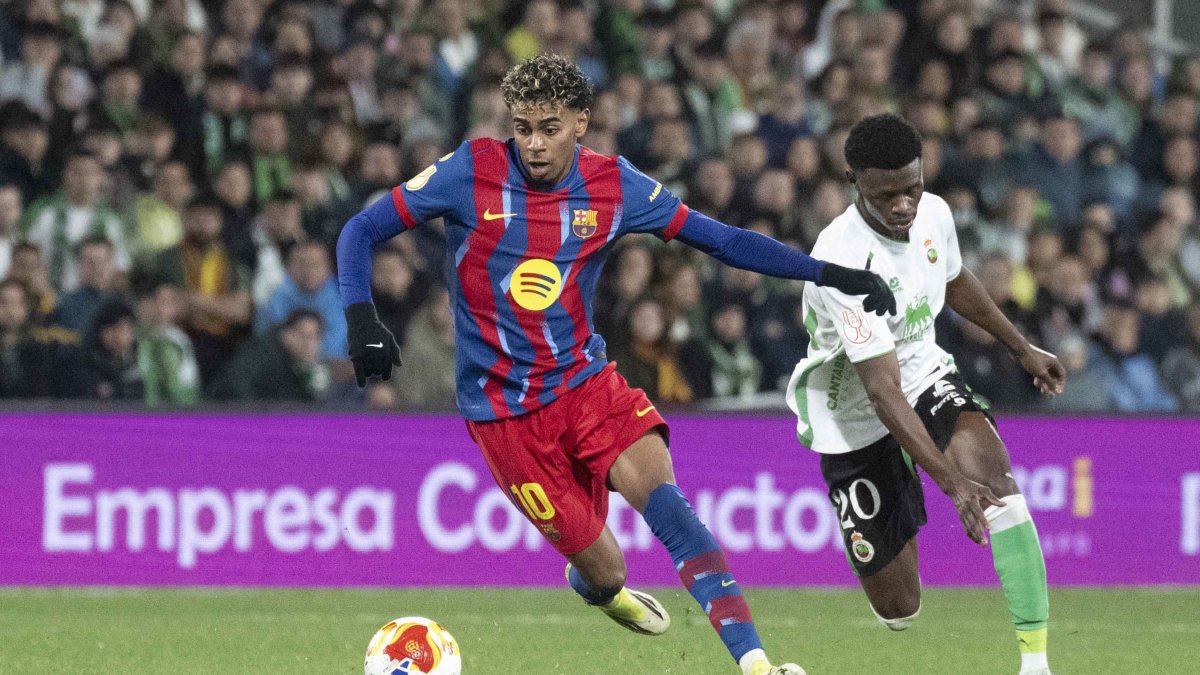 Lamine Yamal (i) estará en el ataque del FC Barcelona ante Real Sociedad.