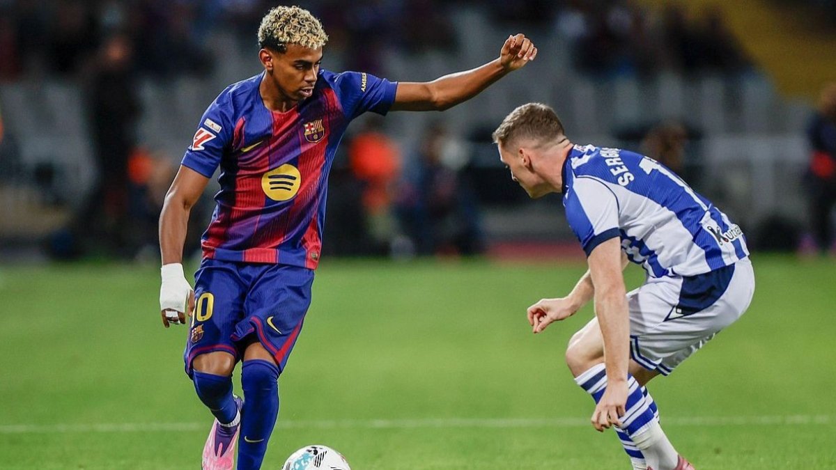 Lamine Yamal (i) es una de las figuras de FC Barcelona.