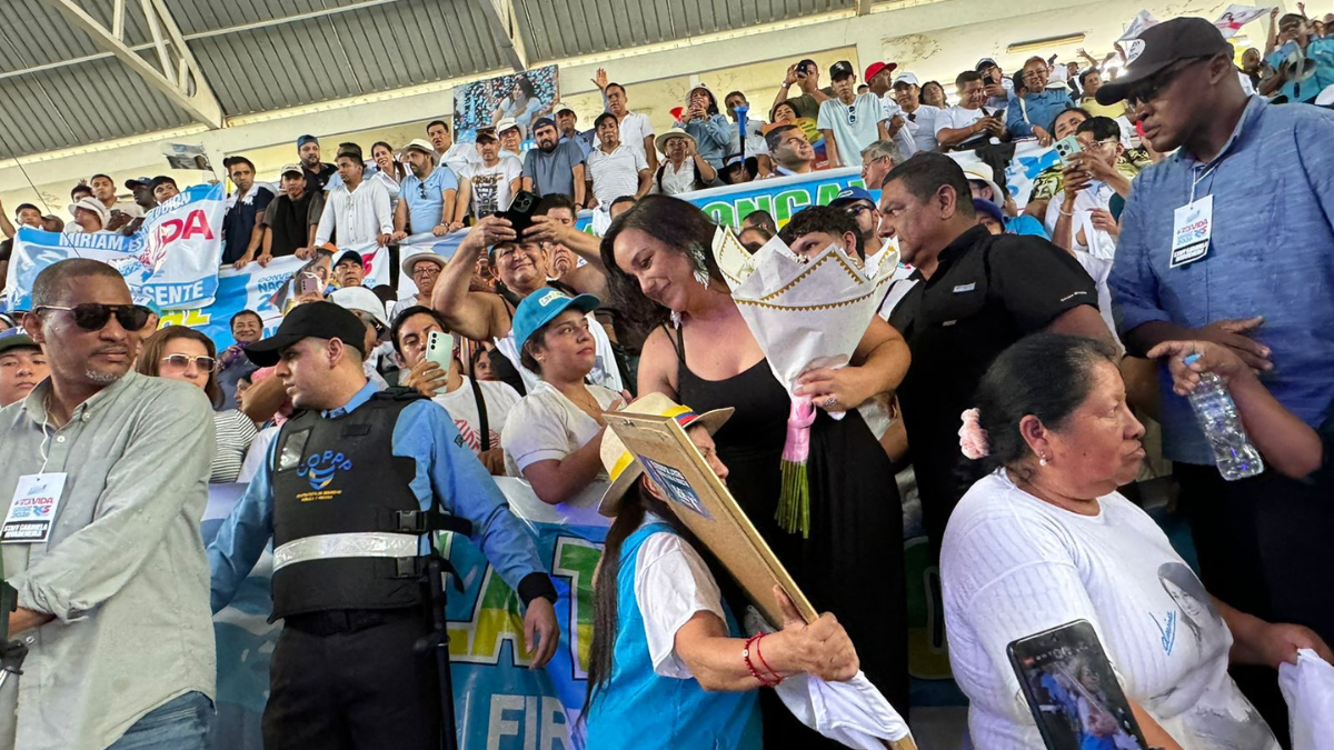 Gabriela Rivadeneira lidera la convención de la Revolución Ciudadana en Manta.