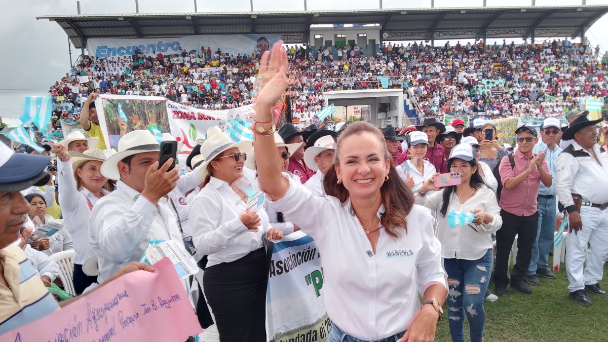 Marcela Aguiñaga en el estadio Los Daulis, en un encuentro con productores agrícolas.