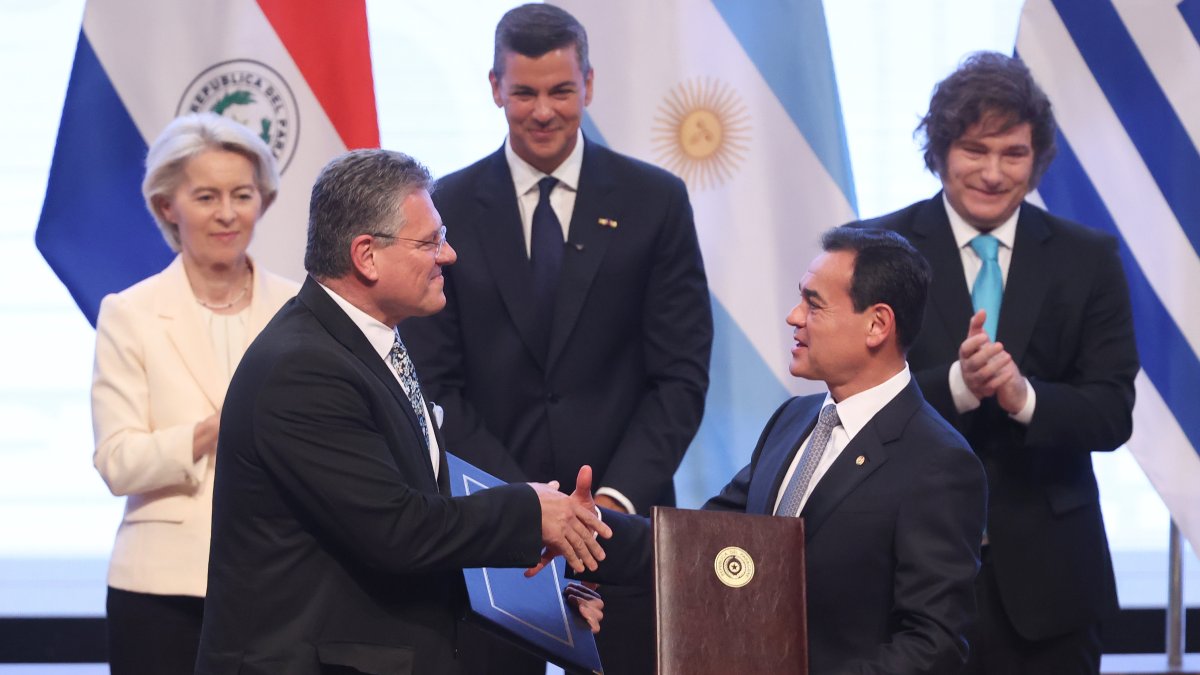 El Comisario de Comercio de la Comisión Europea, Maroš Šefčovič (i) y el ministro de Relaciones Exteriores de Paraguay, Rubén Ramírez (d).