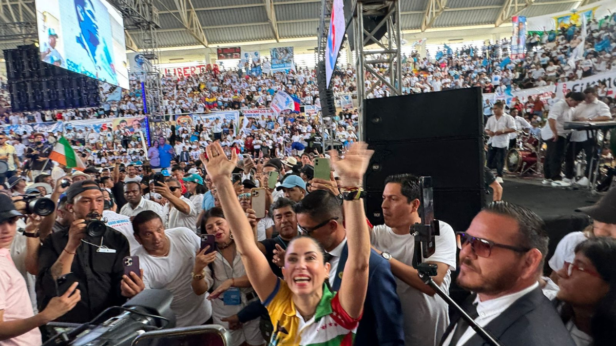 Luisa González durante su discurso en la Convención Nacional de la Revolución Ciudadana en Manta.