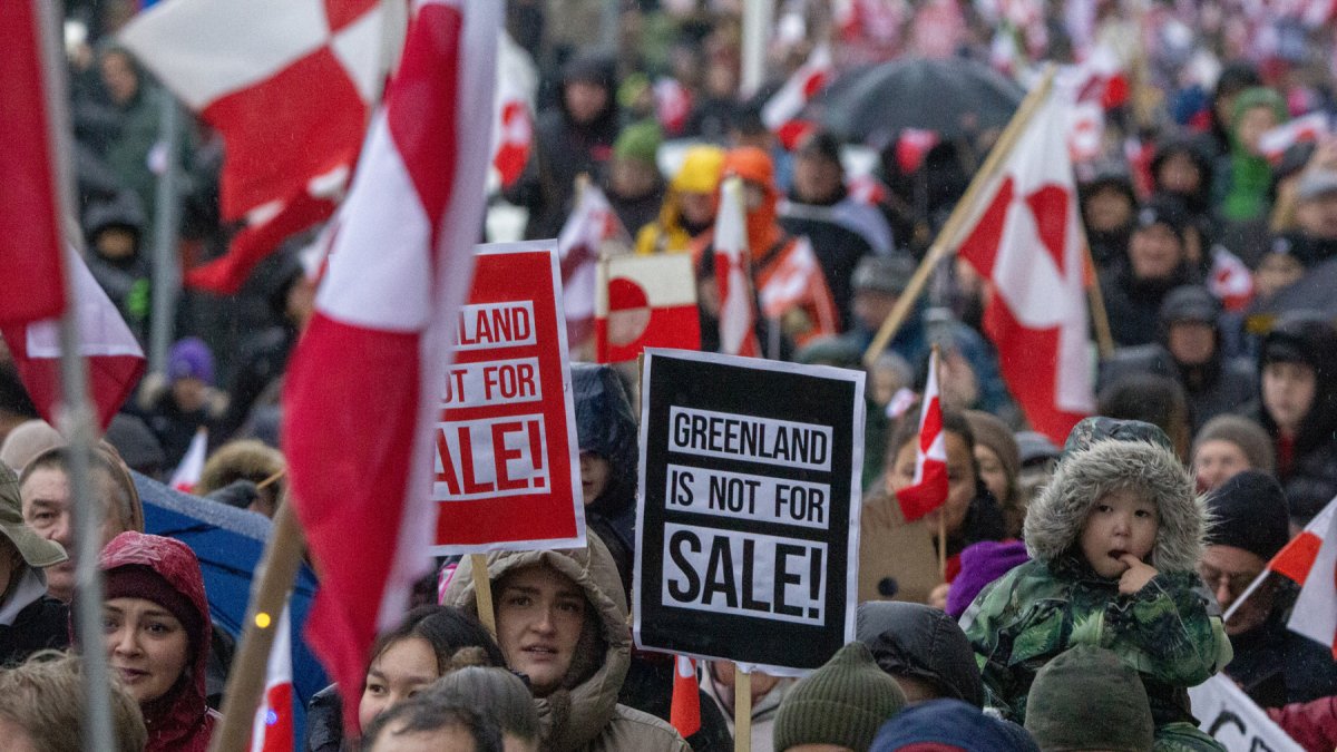 Personas se manifiestan durante una protesta el sábado 17 de enero de 2026, en Nuuk (Groenlandia), por las acciones de Donald Trump