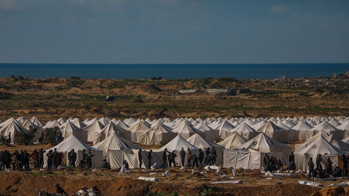 Los palestinos preparan un campamento para albergar a familias palestinas desplazadas en la zona de Netzarim, ubicada entre el sur de la ciudad de Gaza.