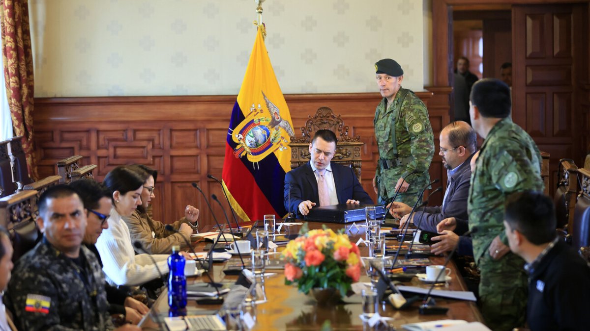 Daniel Noboa reunió al frente de seguridad y a su Gabinete en dos días antes de su gira.