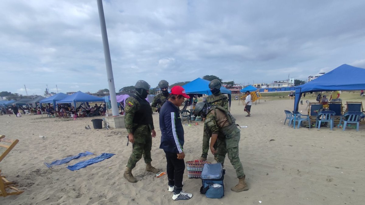 En zonas como Salinas y Playas se han implementado puestos fijos de vigilancia, patrullajes mixtos y revisiones vehiculares.