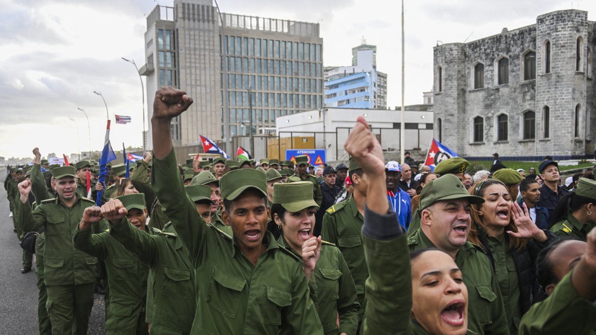 Aspirantes a militares marchan por los caídos en operación estadounidense en Cuba.