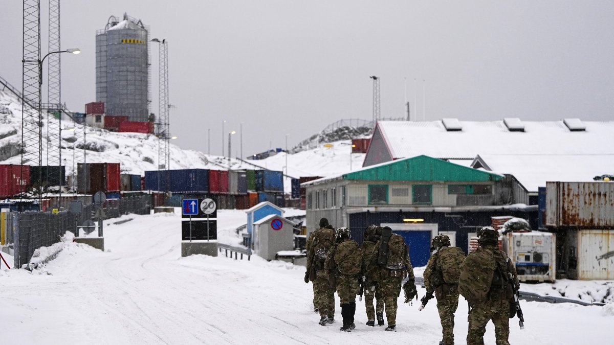 Soldados daneses llegan a Groenlandia para reforzar la seguridad.