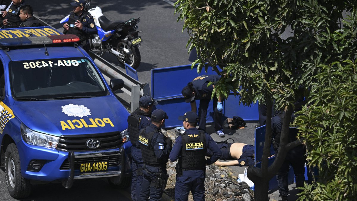 Policía registra indicios de los ataques a su personal.
