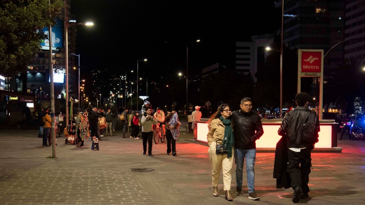 Norte. En los exteriores de varias estaciones del sistema de transporte subterráneo, la presencia de comerciantes informales se ha vuelto una escena habitual.