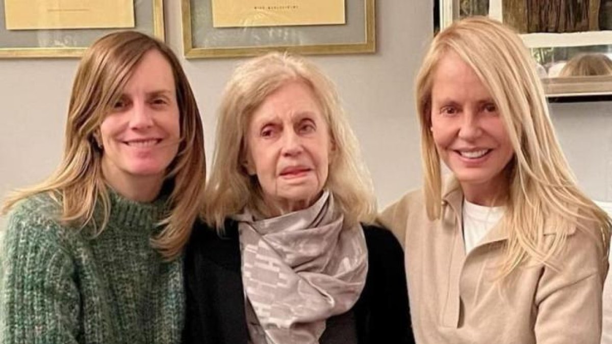 Cecilia Bolocco junto a su hermana y madre.