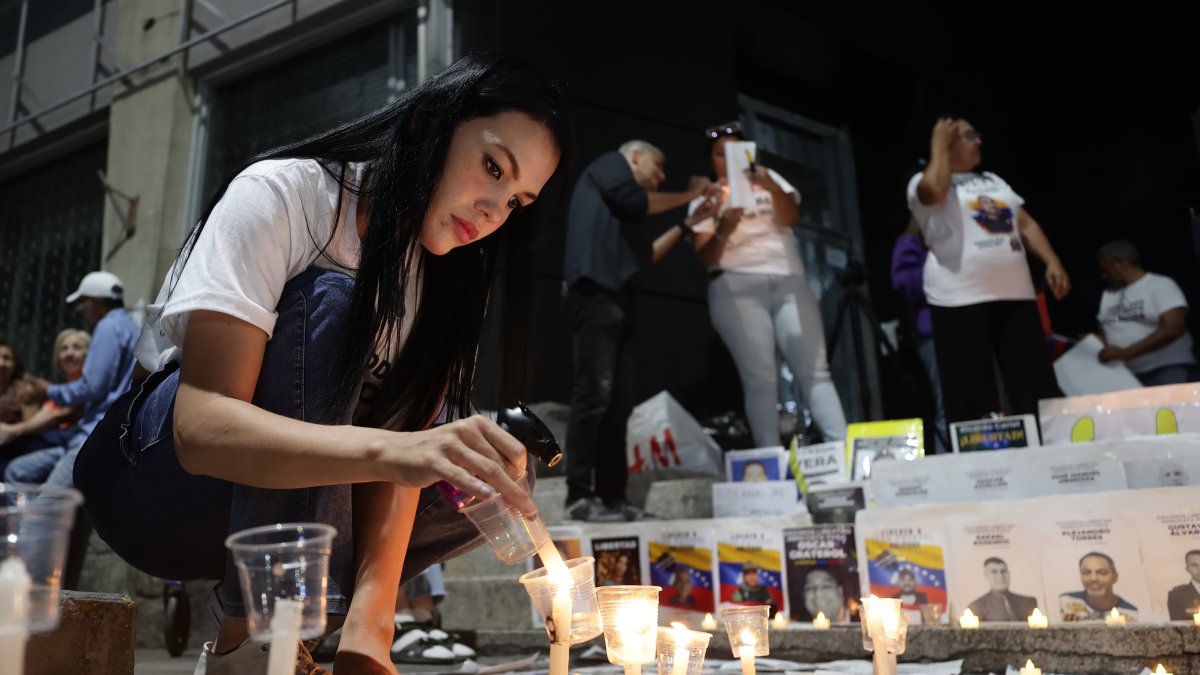 Venezolanos rinden tributo a los caídos en protestas contra el régimen.