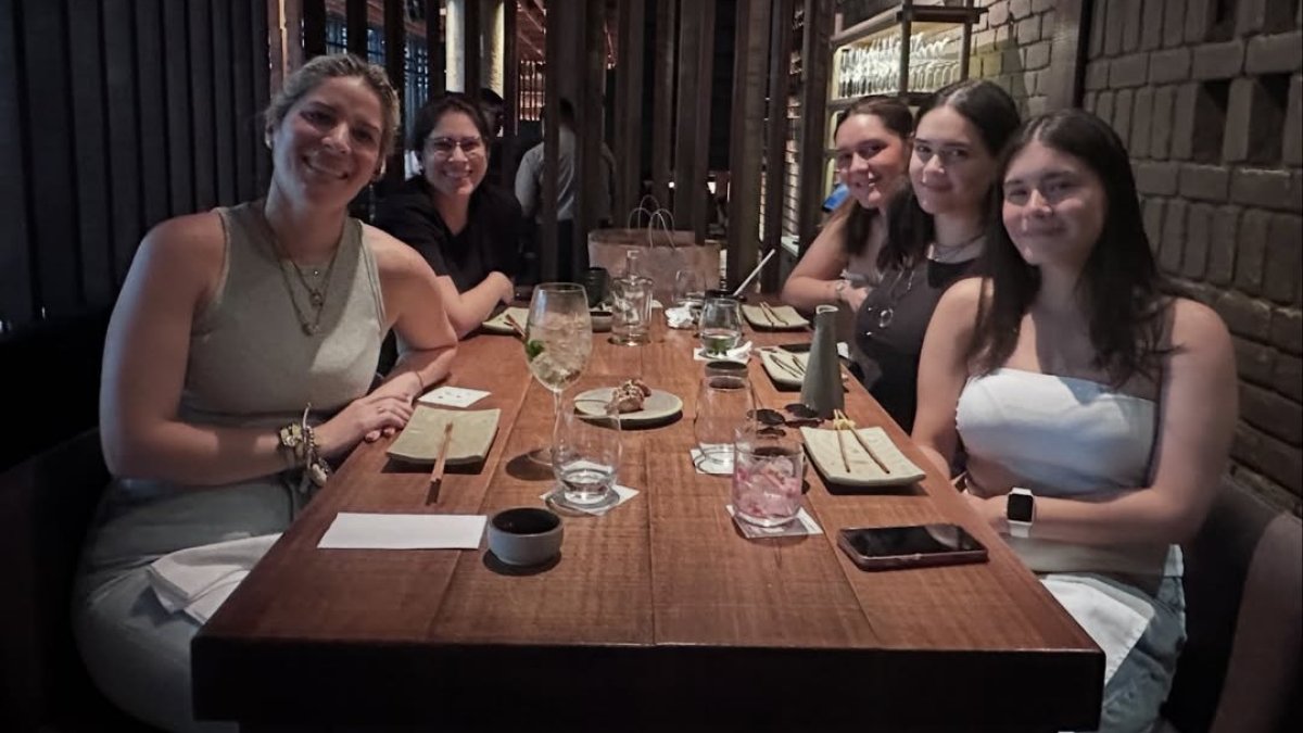 Gaby Díaz con sus amigas y Polly en Lima.