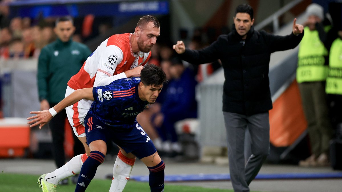 Piero Hincapié (c) es duda en el Arsenal dirigido por Mikel Arteta (d).