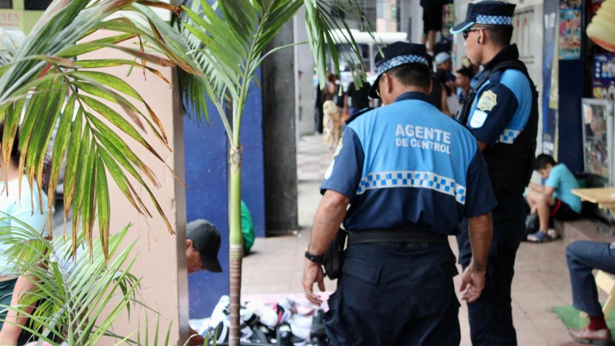 Referencial. Agentes de Segura durante un procedimiento.
