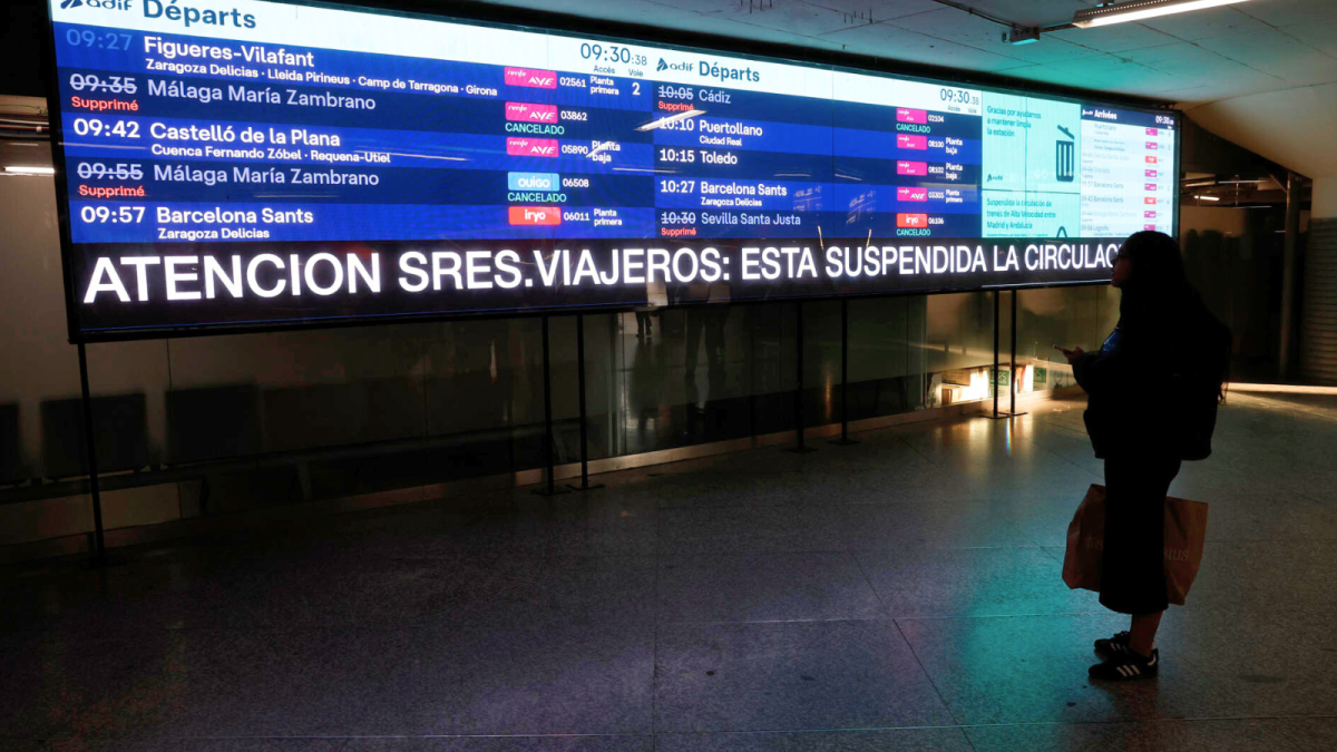 Pantalla de salidas en Atocha, Madrid, tras el corte de circulación por el choque de trenes en Córdoba.