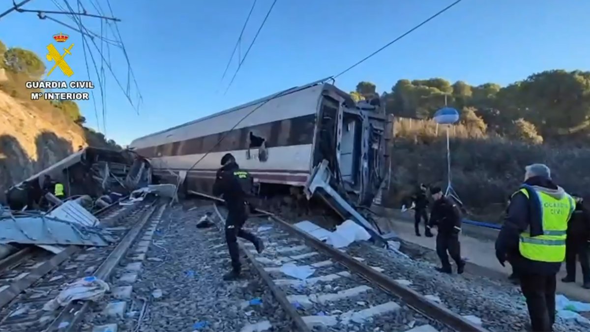 Captura de imagen de la búsqueda de evidencias que puedan servir para la identificación de víctimas e investigación del accidente ferroviario en Adamuz (Córdoba).