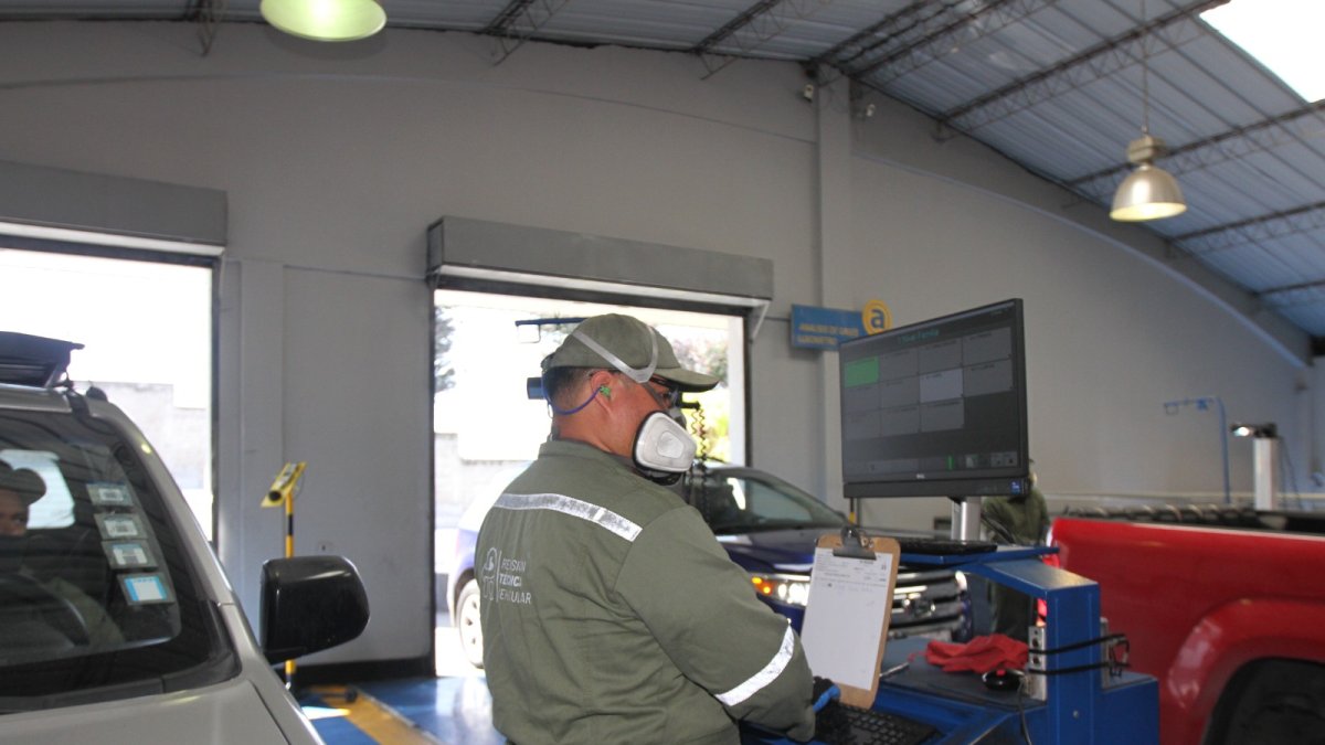 Los seis Centros de Revisión Técnica Vehicular de Quito retomaron la atención para la revisión y matriculación vehicular 2026.