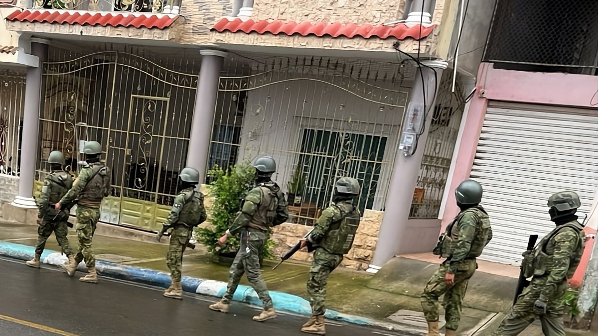 Los militares patrullan las calles de Durán en vehículos, pero también a pie. Es la disposición gubernamental para reducir la criminalidad en este cantón.