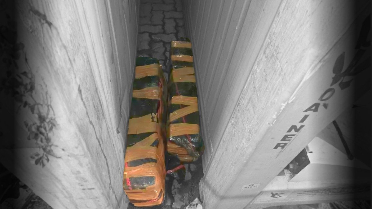 Policías revisan un contenedor en el puerto de Posorja durante el operativo que permitió incautar droga.