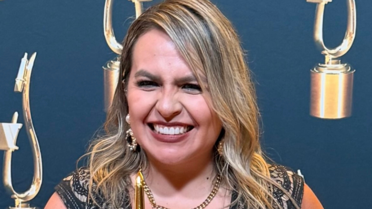 Sol Betancourt celebra su reconocimiento en Los Ángeles como voz oficial de Waze en Ecuador.