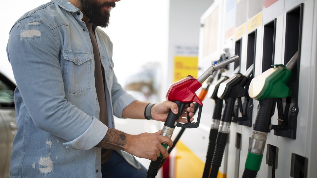 La caída del precio del crudo WTI, el uso de etanol y la capacidad instalada en las refinerías del país norteamericano influyen en el nuevo costo de la gasolina en EE.UU.