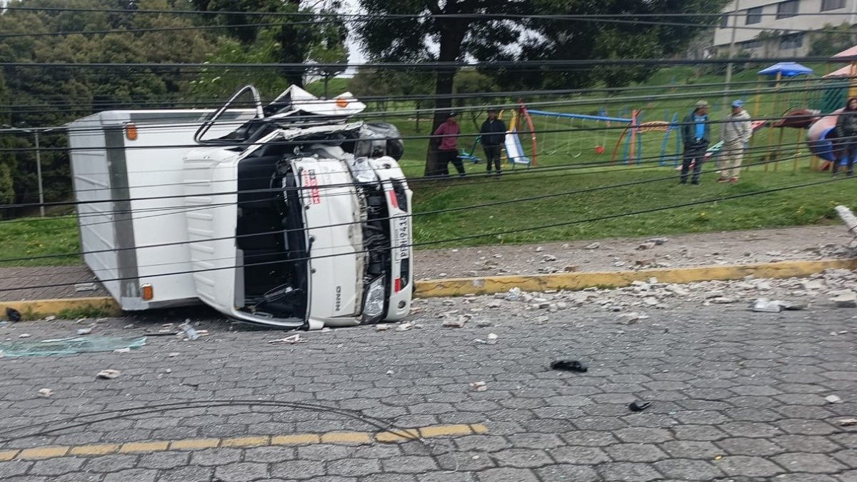 El camión se chocó, después de que desconocidos intentaron robar el vehículo en La Lucha de Los Pobres.