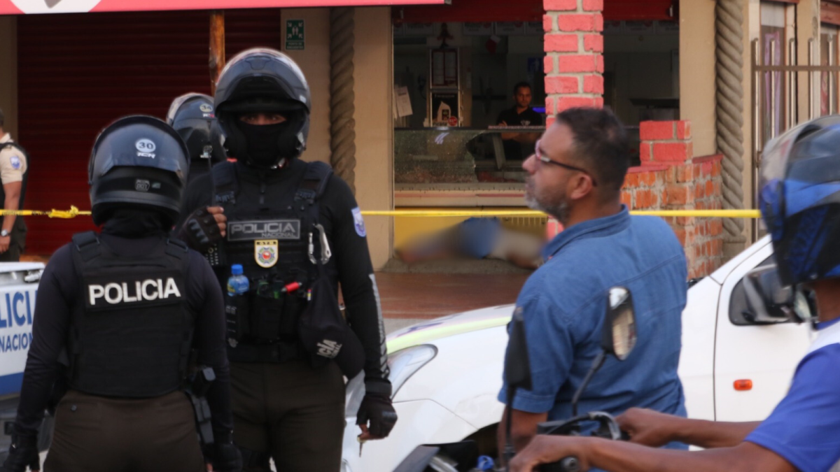 Agentes policiales resguardan la zona del crimen, en el norte de Guayaquil