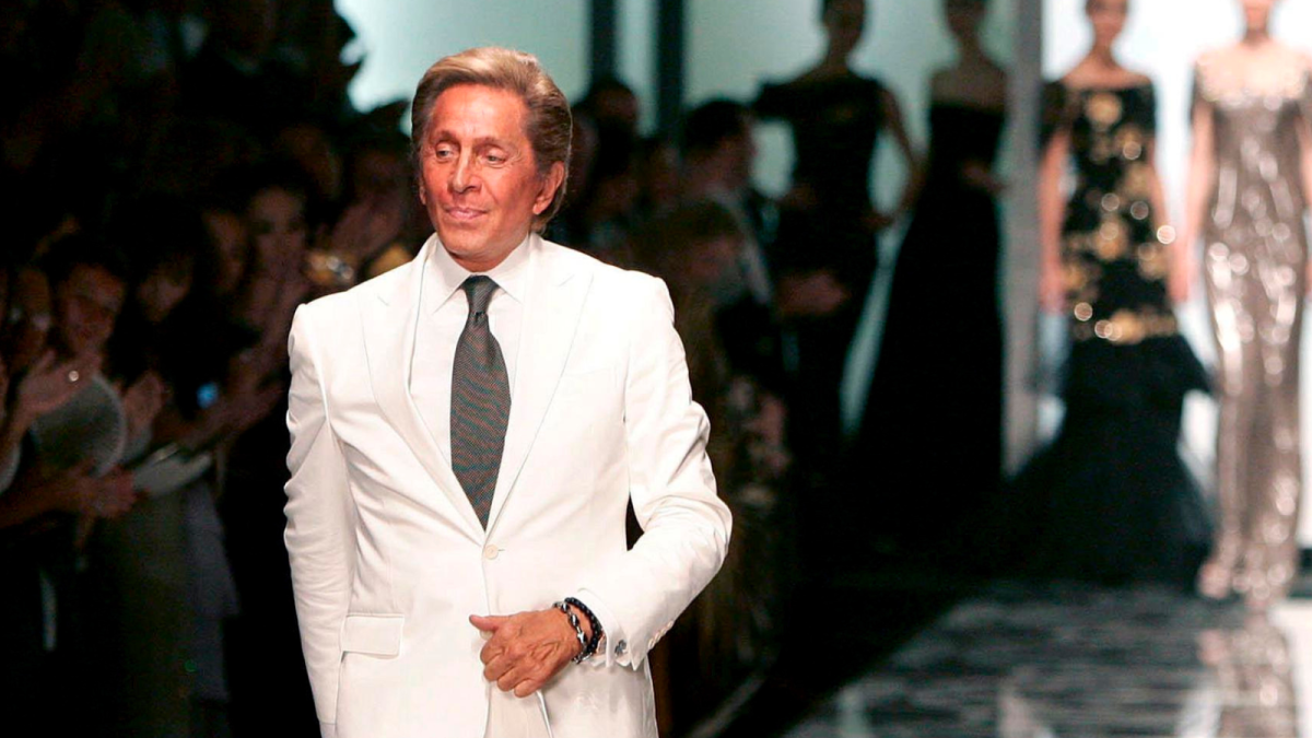 Valentino Garavani al cierre de uno de sus desfiles, símbolo eterno de la elegancia italiana