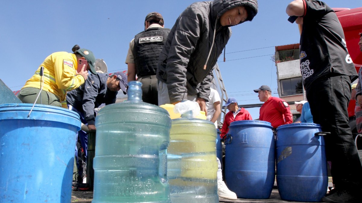 Referencia. Los tanqueros recorren los barrios para abastecer de agua a diferentes sectores de Quito.