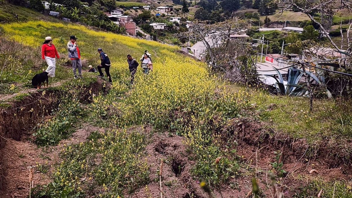 Deslizamientos y grietas se han registrado en el barrio Carigán Bajo, en Loja.