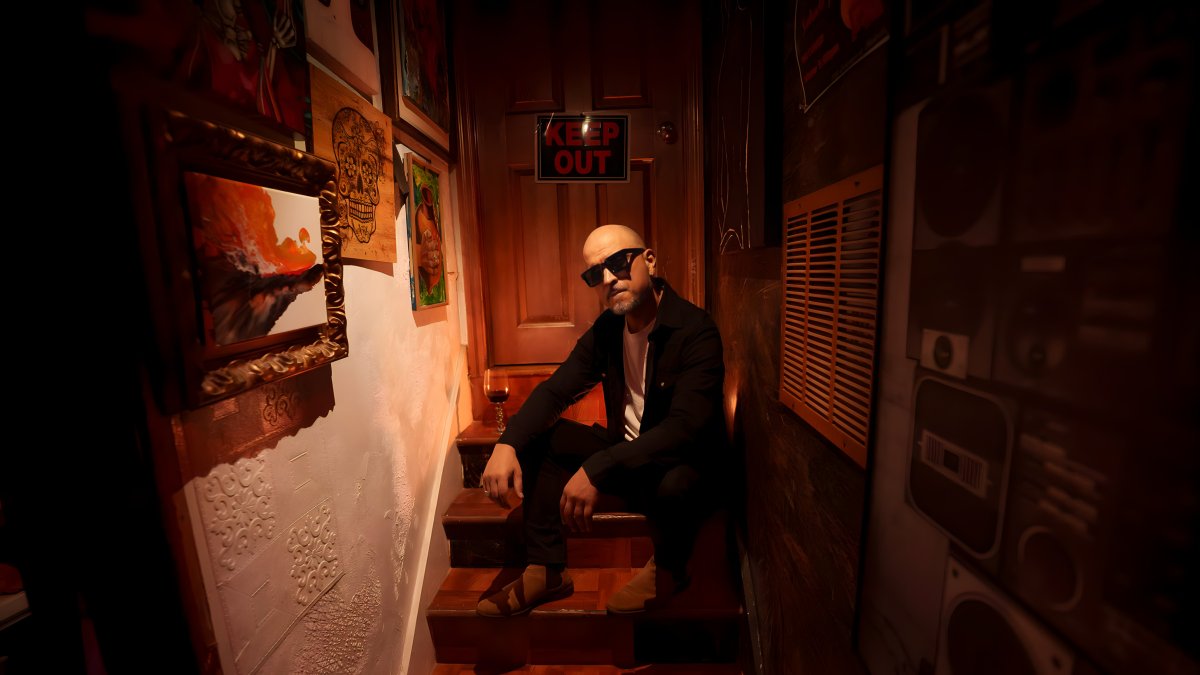 Durante años el musico estuvo ligado a bandas de rock y hard rock, hasta que decidió incursionar como solista.