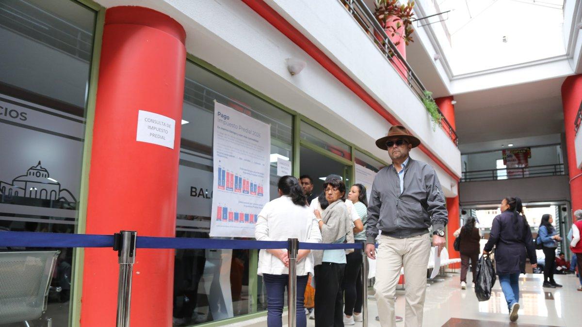 Al Centro Comercial La Manzana llegan cientos de contribuyentes que tienen dudas sobre el cobro de la CEM o del impuesto predial.