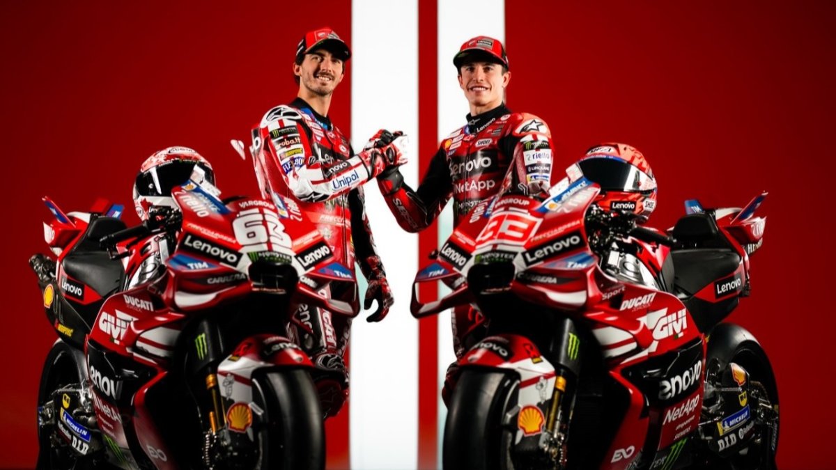 La nueva Ducati GP26 con la que Márquez (d) buscará revalidar el título.