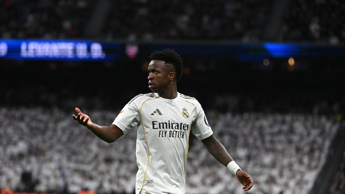 El futbolista del Real Madrid Vinicius Jr. protesta durante el partido de Liga que el Real Madrid y el Levante.