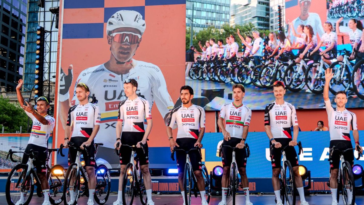 Jhonatan Narváez (i) es el campeón defensor del Tour Down Under.