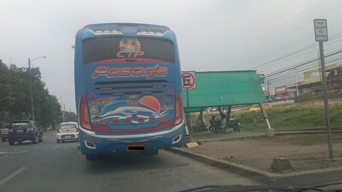 Los buses interprovinciales e intercantonales ya no pueden recoger ni dejar pasajeros en los pasos peatonales de la vía a la costa.