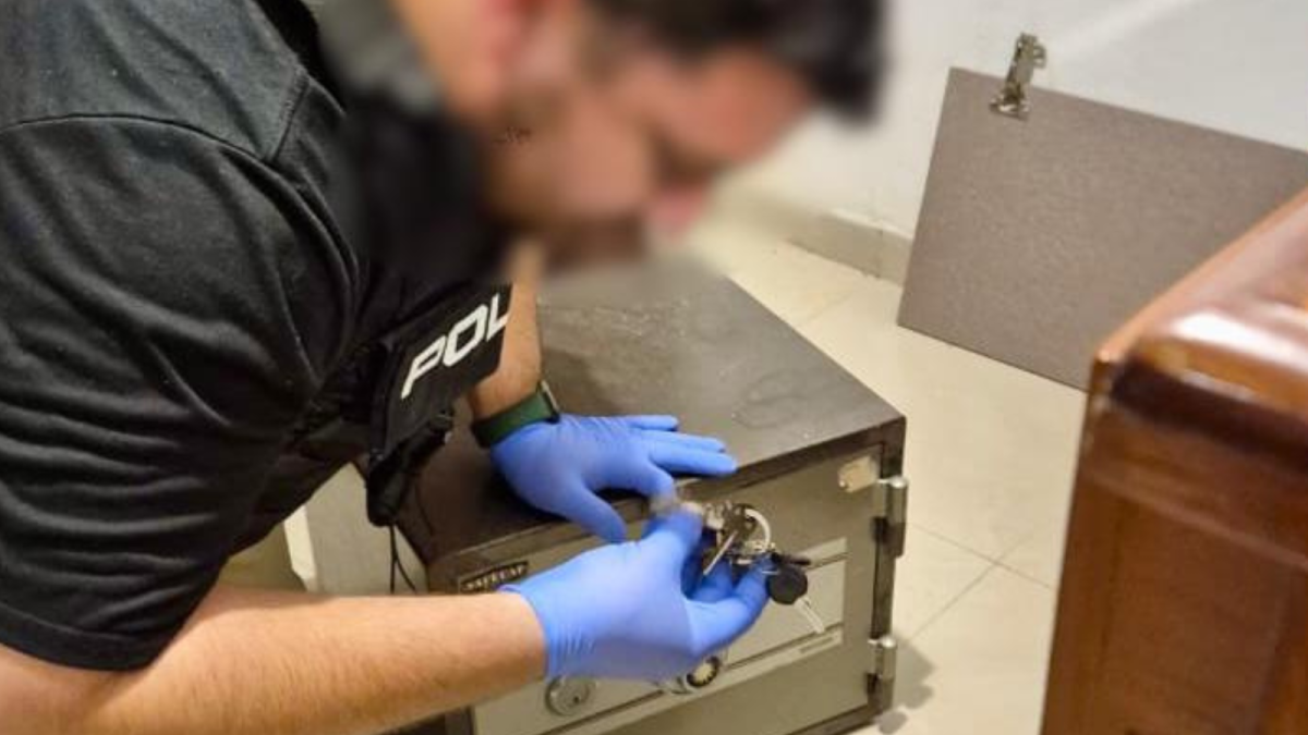 Agente policial abre caja fuerte durante allanamiento en el caso Fachada.