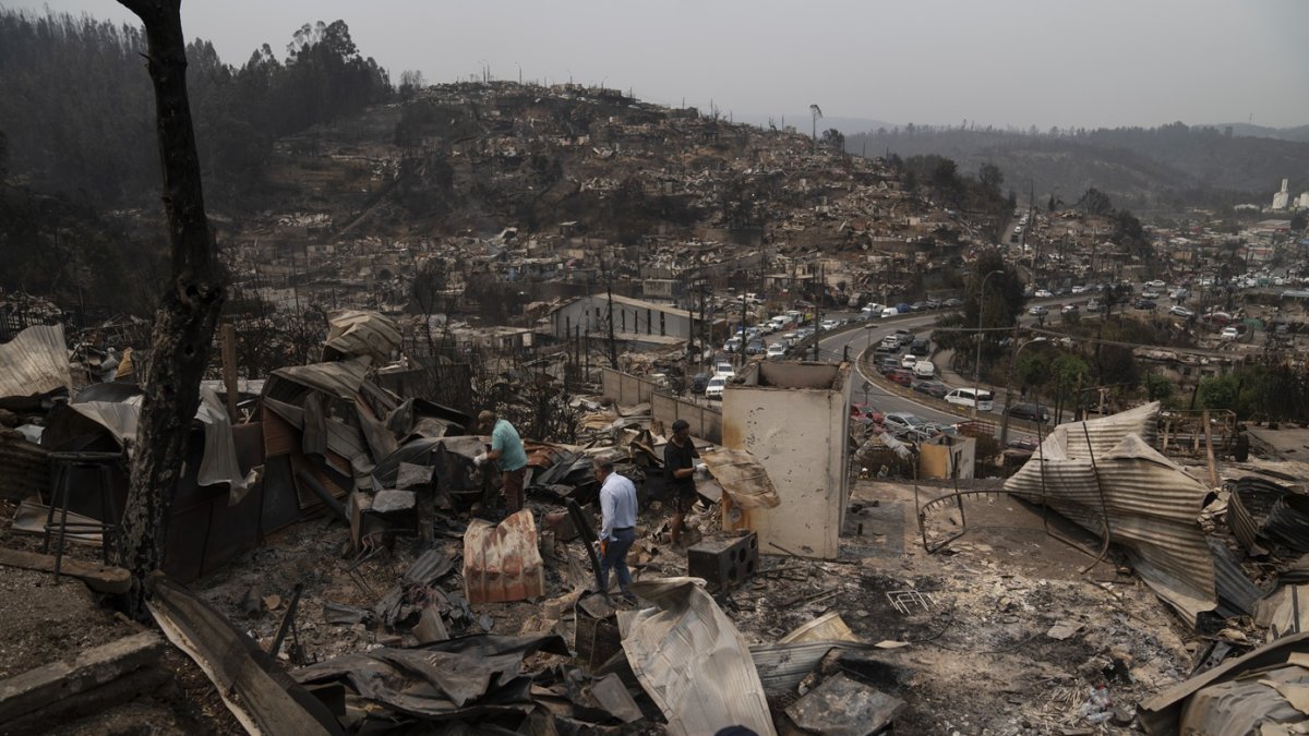 Fotoa que muestra varias viviendas afectadas este lunes, tras un incendio forestal en la localidad de Lirquén, a 17 Kilómetros de distancia de la ciudad de Concepción, en la región del Biobío (Chile).