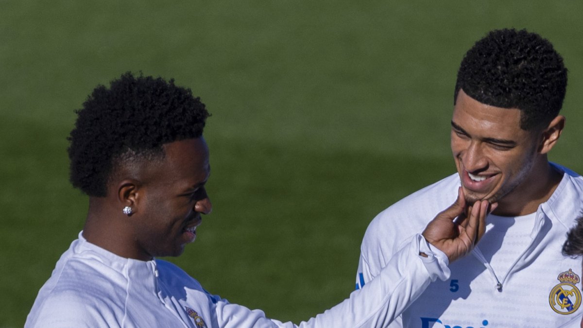El delantero del Real Madrid, Vinícius Jr (i) bromea con el centrocampista Jude Bellingham (d) durante el entrenamiento de Real Madrid el lunes 19 de enero de 2026.