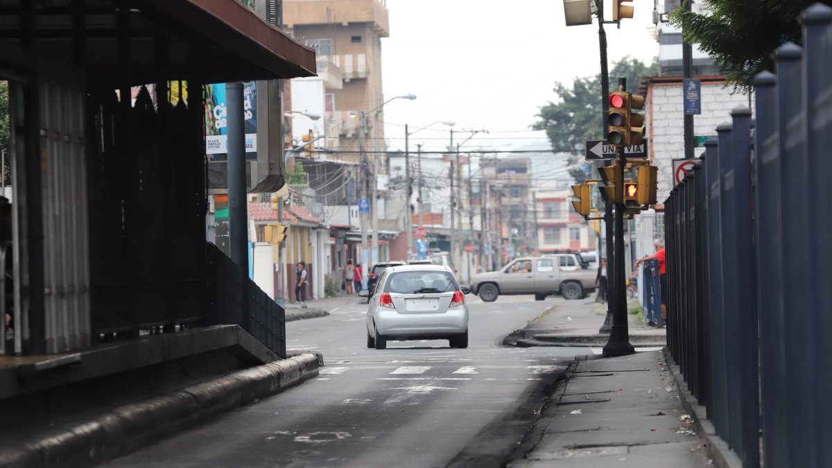 Las placas de identificación vehicular permiten detectar a los conductores que cometen infracciones como la invasión del carril exclusivo de Metrovía en Guayaquil.