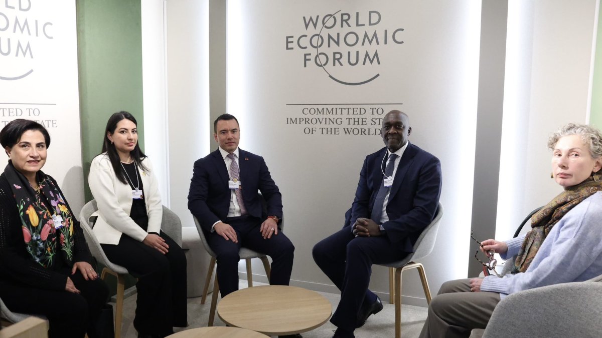 El presidente Daniel Noboa (centro) se reunió con Makhtar Diop, director Gerente de la Corporación Financiera Internacional (IFC) del Grupo Banco Mundial.