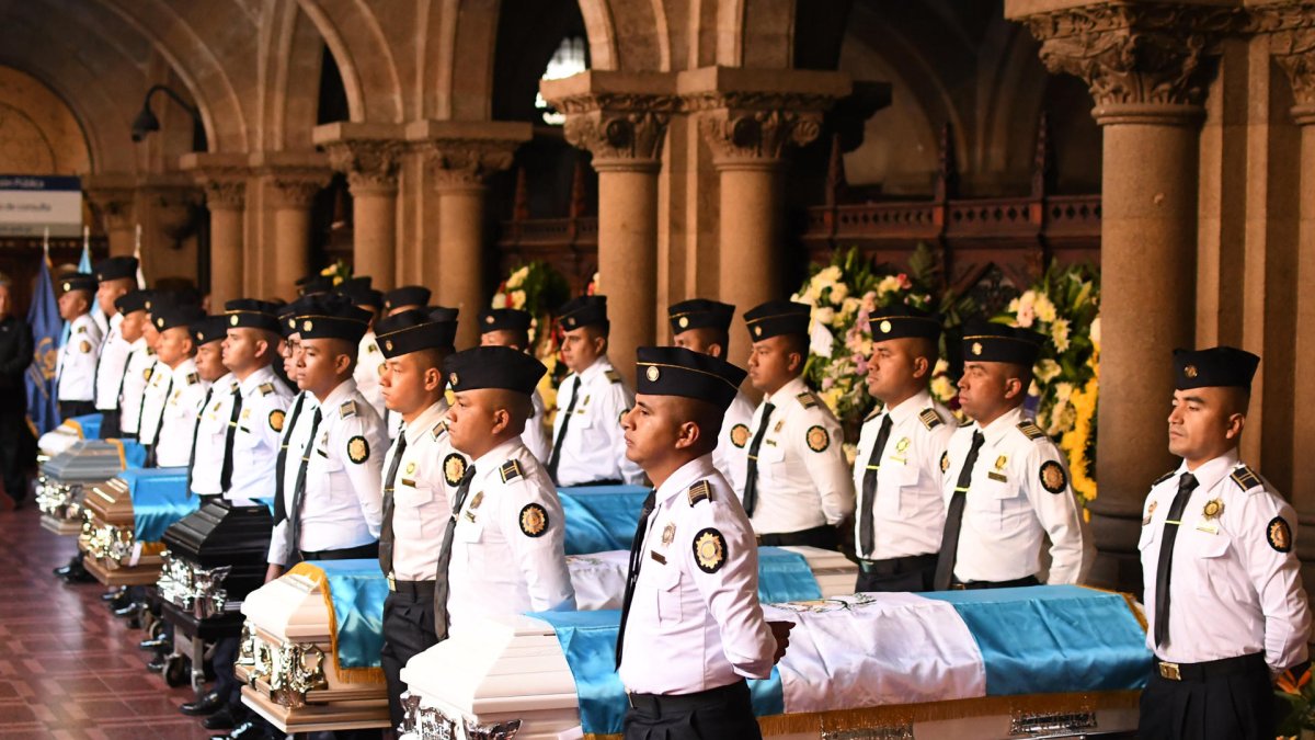 Integrantes de la Policía de Guatemala participan en las honras fúnebres por los agentes asesinados, en Ciudad de Guatemala (Guatemala).