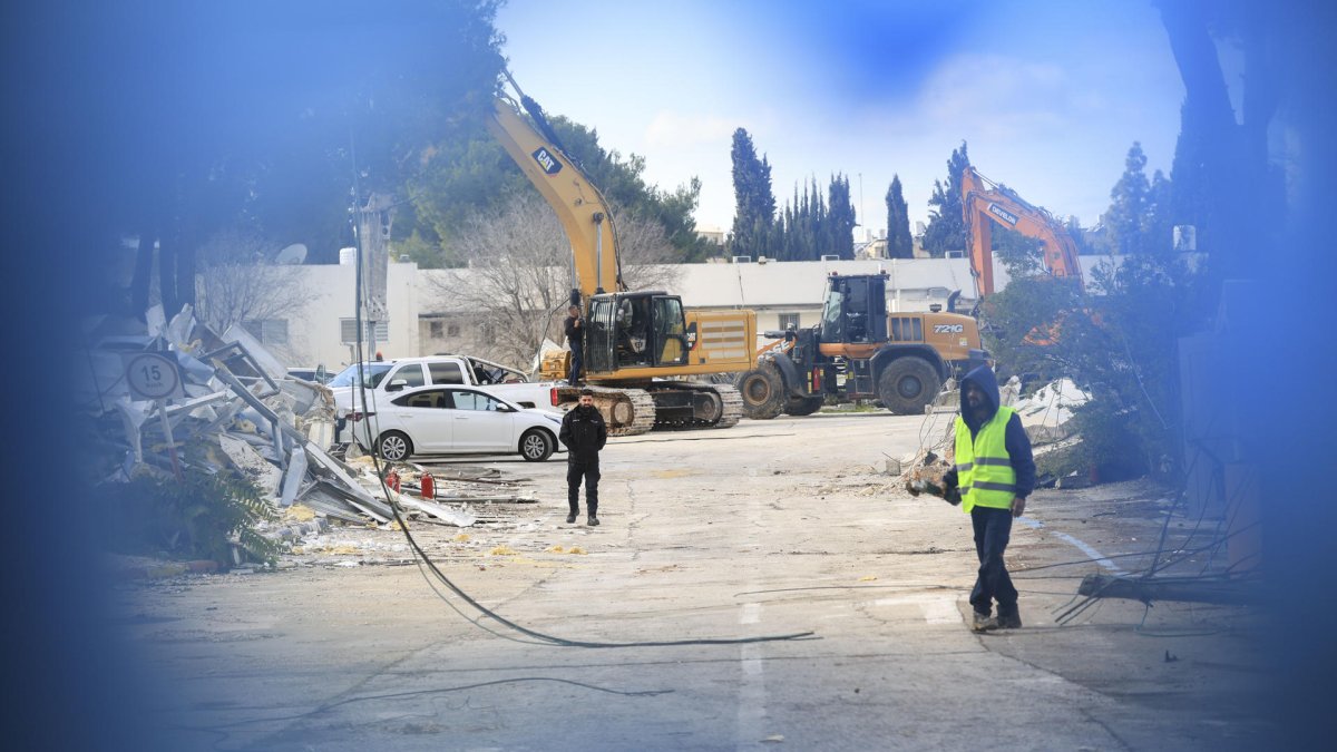 Demolición de la sede principal de UNRWA en Jerusalén, este martes.