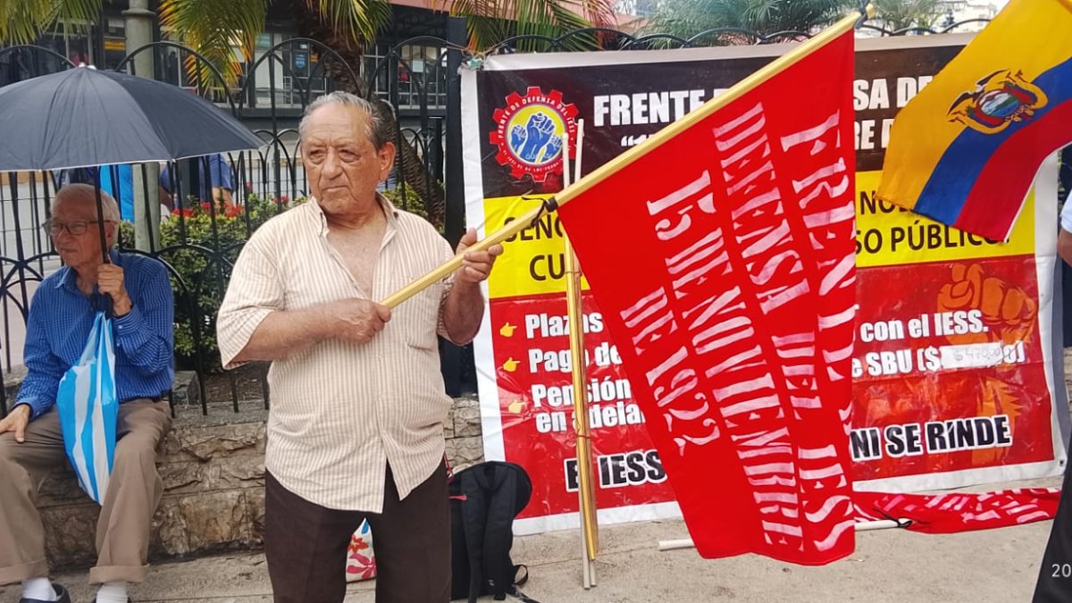 Julio Palacios uno de los jubilados que participan en los plantones de todos los martes.