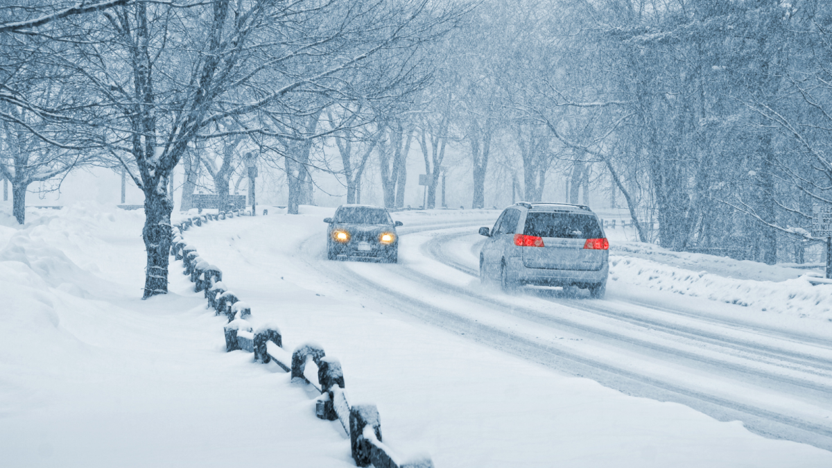 Referencial. Vehículos avanzan con dificultad entre la intensa nevada, mientras una tormenta invernal amenaza con hielo y condiciones peligrosas en EE.UU.