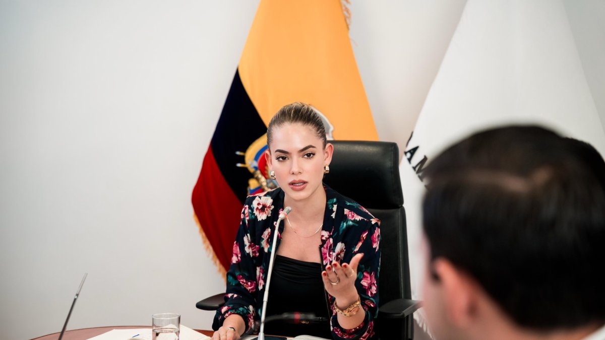 Rosa Torres difundió su pronunciamiento tras cuestionamientos en redes por videos y fotos que circularon en los últimos días.