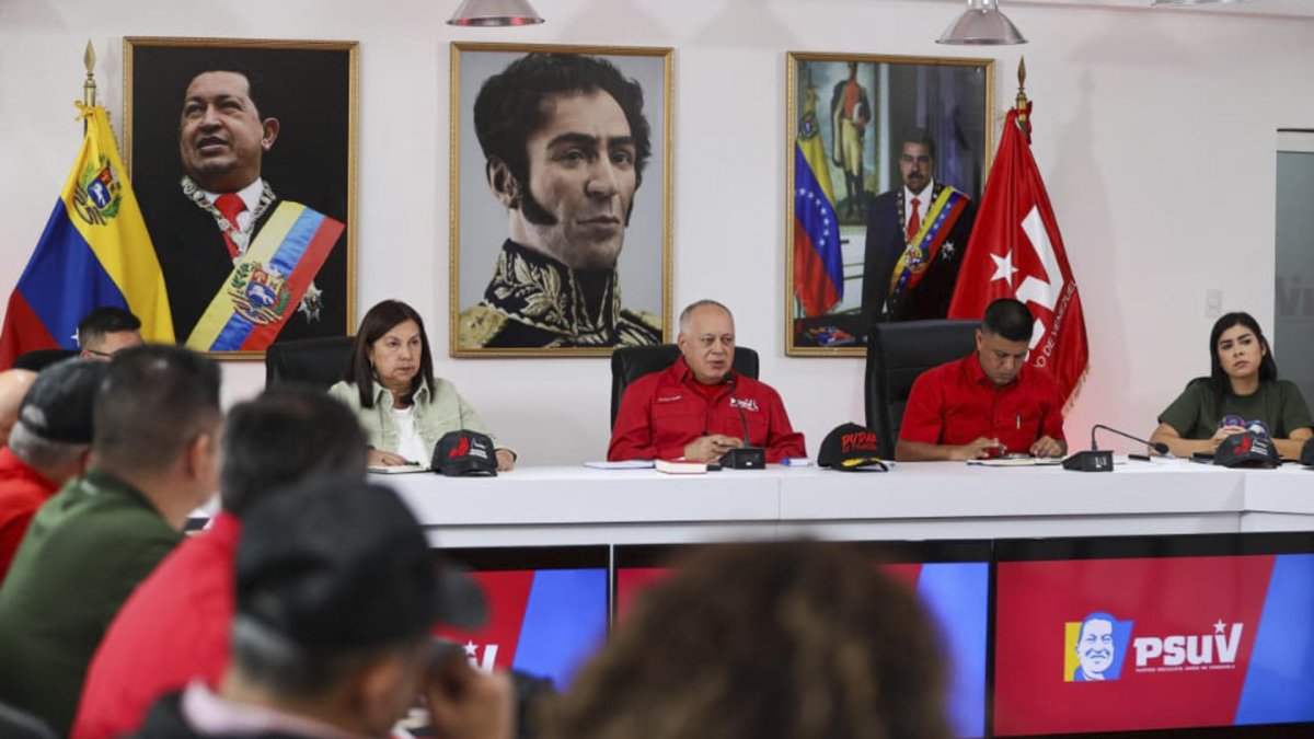 Ministro Diosdado Cabello (c) hablando durante una rueda de prensa este lunes, en Caracas (Venezuela).