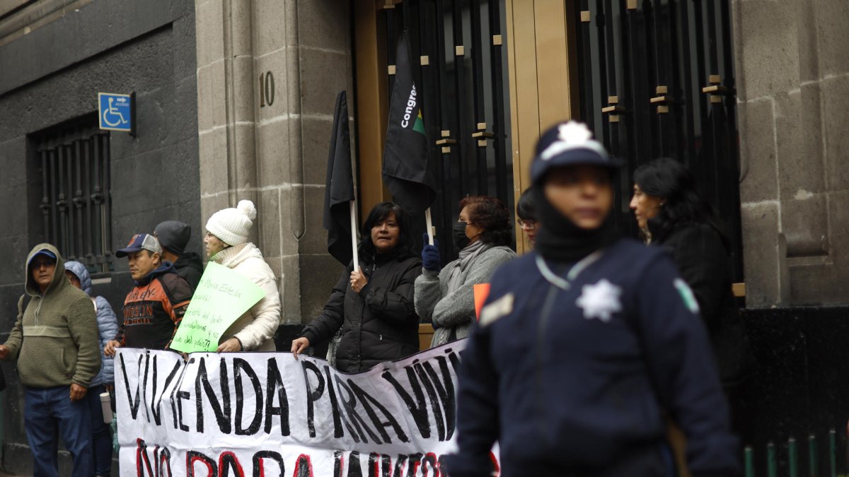 Personas sostienen una pancarta durante una protesta frente a la Suprema Corte de Justicia, en Ciudad de México (México).